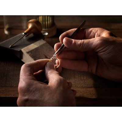 geelgouden solitair ring met hoge witgouden chaton, 0,20crt diamant