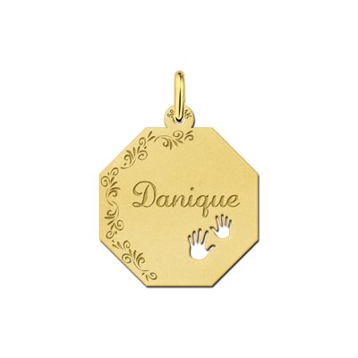 Gouden achthoekige hanger met sierlijke gravure, naamgravure en babyhandjes symbool 