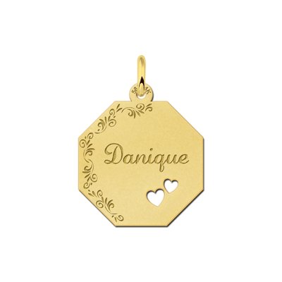 Gouden achthoekige hanger met sierlijke gravure, naamgravure en twee hart symbolen 
