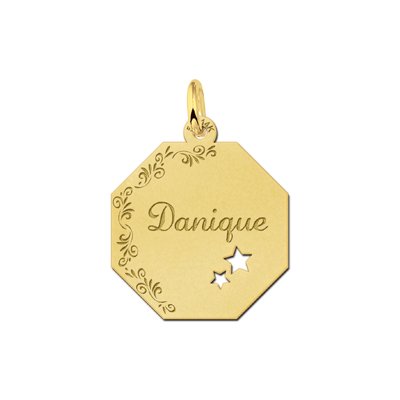Gouden achthoekige hanger met sierlijke gravure, naamgravure en twee sterren 