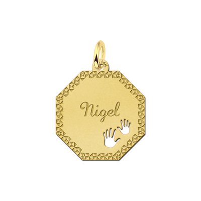 Gouden achthoekige hanger met sierlijke rand, naamgravure en babyhandjes symbool 