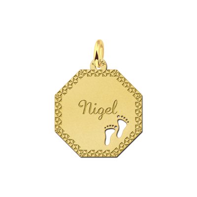 Gouden achthoekige hanger met sierlijke rand, naamgravure en babyvoetjes symbool 