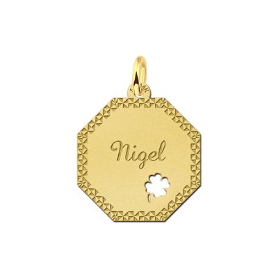 Gouden achthoekige hanger met sierlijke rand, naamgravure en klavertje vier 