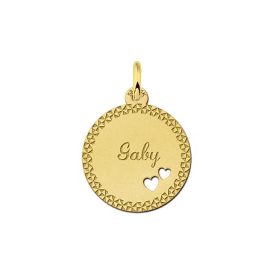 Gouden hangertje rond met naam en 2 hartjes en sierlijke rand 